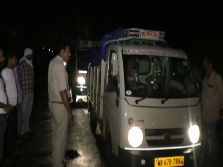 7 vans held while allegedly smuggling foreign liquor at Bankura গাড়িতে অত্যাবশ্যকীয় পণ্যের স্টিকার সেঁটে বিদেশি মদ 'পাচার' বাঁকুড়ায়