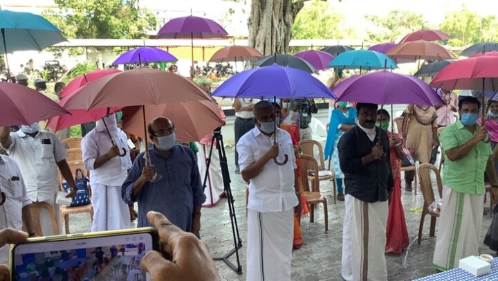 Kerala's Thanneermukkom Gram Panchayat makes use of umbrellas mandatory for social distancing মাথায় মাথায় ছাতা, সোশ্যাল ডিসট্যান্সিং বজায় রাখতে কেরলের অভিনব উদ্যোগ