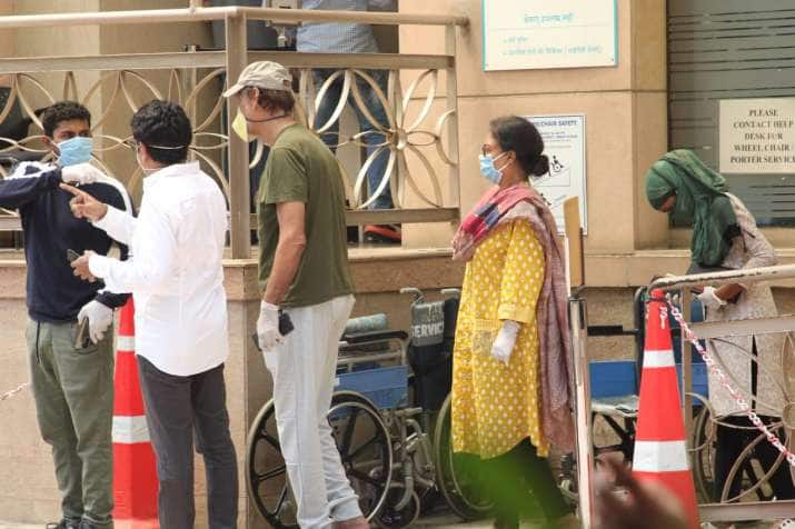 সুতপা বাঙালি। কলকাতায় এলেই ইরফান বলতেন, 'বাঙালিরা ঘুরে ফিরে আমার জীবনে চলেই আসেন'। সুতপার সঙ্গে ইরফানের পরিচয় ন্যাশনাল স্কুল অফ ড্রামায়। বন্ধুত্ব ক্রমশ পরিণত হয় প্রেমে।