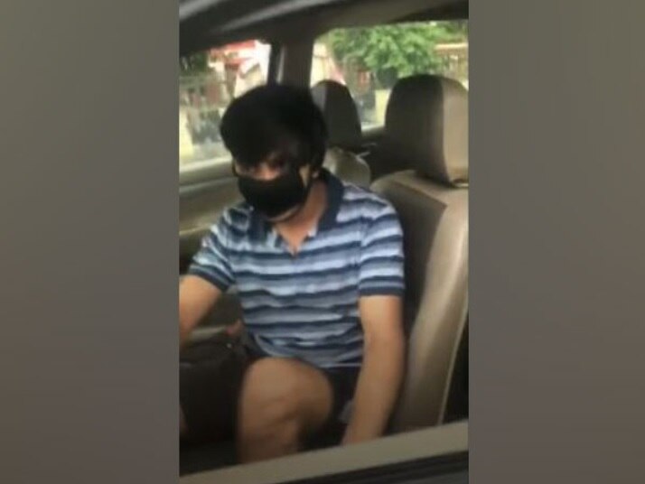 Punjab Police Officer Dragged On Cars Bonnet by Rogue Motorist Violating COVID-19 Lockdown in Jalandhar, Watch Video ভিডিওতে দেখুন, পঞ্জাবে লকডাউন উপেক্ষা করে রাস্তায় বেরিয়ে গাড়ির বনেটে পুলিশকর্মীকে টেনে নিয়ে গেলেন চালক