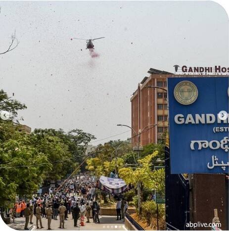 কেরলের তিরুঅনন্তপুরমে কোভিড হাসপাতালের সামনে ফুলের পাপড়ি ছড়িয়ে দেয় বায়ুসেনার হেলিকপ্টার।