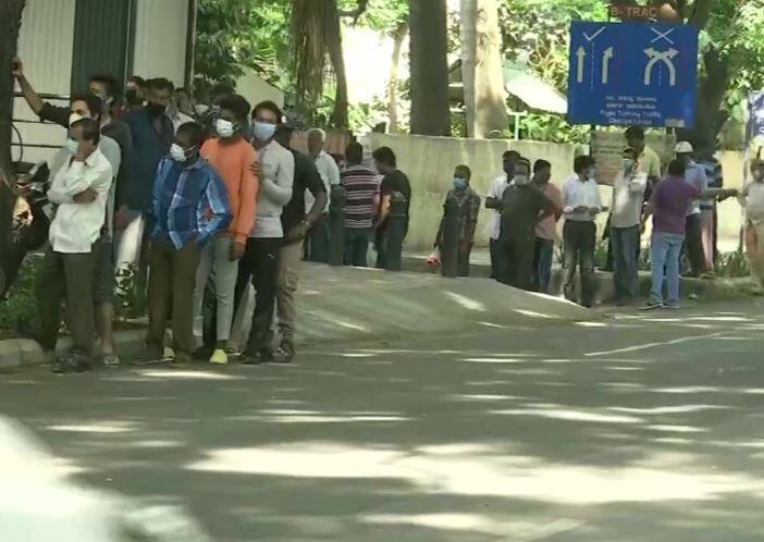 কর্নাটকে সকাল সাতটা থেকে রাত নয়টা পর্যন্ত মদের দোকান খোলার অনুমতি দেওয়া হয়েছে। দীর্ঘদিন বন্ধ থাকার পর আজ দোকান খুলতেই দেখা গেল ক্রেতাদের লম্বা লাইন।