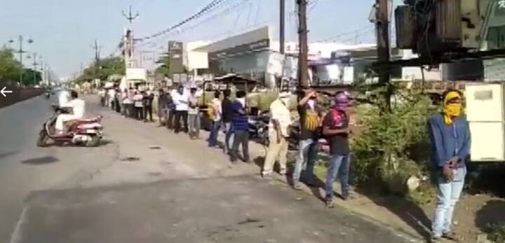 ছত্তিশগঢ়েও সকাল সাতটা থেকেই দেখা গেল ক্রেতাদের দীর্ঘ লাইন। যদিও সামাজিক দূরত্ব মেনেই তাঁদের লাইনে দাঁড়াতে দেখা গিয়েছে।