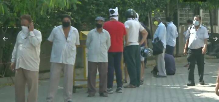 রাজধানী দিল্লিতেও একই চিত্র। লক্ষ্মীনগরে মদ কিনতে দেখা গেল দীর্ঘ লাইন।