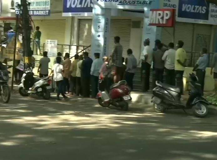 কেন্দ্রের নির্দেশিকায় বলা হয়েছে, সকাল ১০ টা থেকে সন্ধে সাতটা পর্যন্ত মদের দোকান খোলা যেতে পারে। তবে ক্রেতাদের ৬ ফুট দূরত্ব বজায় রেখে দাঁড়াতে হবে। একসঙ্গে ৫ জনের বেশি লাইনে দাঁড়াতে পারবেন না। একক দোকান থেকেই মদ বিক্রি হবে। শপিং মল বা বাজারে মদের দোকান বন্ধ থাকবে।