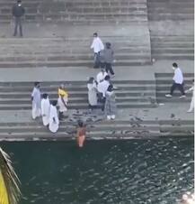 লকডাউনে নেই হরিদ্বার যাওয়ার অনুমতি, মুম্বইতেই ঋষির অস্থি বিসর্জন করলেন রণবীর