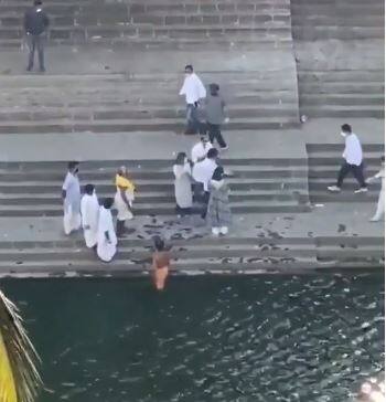 রবিবার মুম্বইয়ের বানগঙ্গা জলাশয়ে প্রয়াত অভিনেতা ঋষি কাপূরের অস্থি বিসর্জন দিলেন রণবীর কাপূর। বাবার শেষকৃত্যে হাজির থাকতে না পারলেও অস্থি বিসর্জনের সময় হাজির ছিলেন ঋষি কাপূর কন্যা ঋদ্ধিমা কাপূর সাহানি