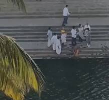 লকডাউনে নেই হরিদ্বার যাওয়ার অনুমতি, মুম্বইতেই ঋষির অস্থি বিসর্জন করলেন রণবীর