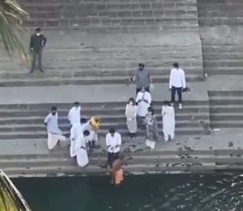 ঋষি কাপূরের দাদা রণধীর কাপূর জানান, প্রশাসনের তরফে লকডাউনের জেরে হরিদ্বার যাওয়ার অনুমতি মেলেনি। তাই গঙ্গায় ঋষি কাপুরের অস্থি ভাসান দেওয়া সম্ভব হল না। মুম্বইয়ের বানগঙ্গা জলাশয়েই সম্পন্ন হল অস্থি বিসর্জন।
