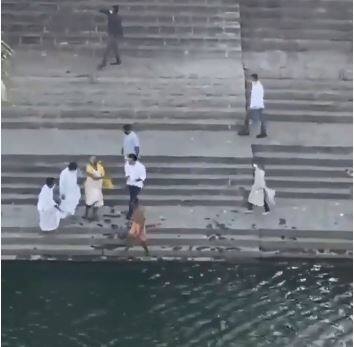 অস্থি বিসর্জনে সারাক্ষণ রণবীরের পাশে থাকলেন আলিয়া। ছিলেন অভিনেতার কাছের বন্ধু আয়ান মুখোপাধ্যায়ও।