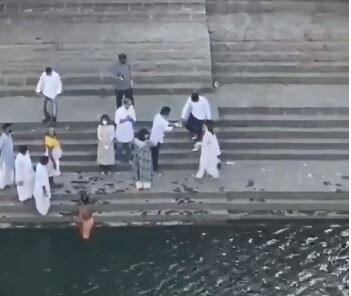 হিন্দু রীতি মেনেই হল ঋষি কাপূরের অস্থি বিসর্জনের পর্ব।