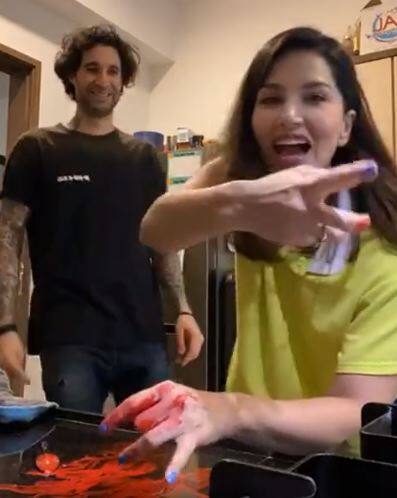 তারপর অবশ্য ফিরে আসেন ও হেসেও ফেলেন। সানির মুখে তখন জয়ের খুশি।