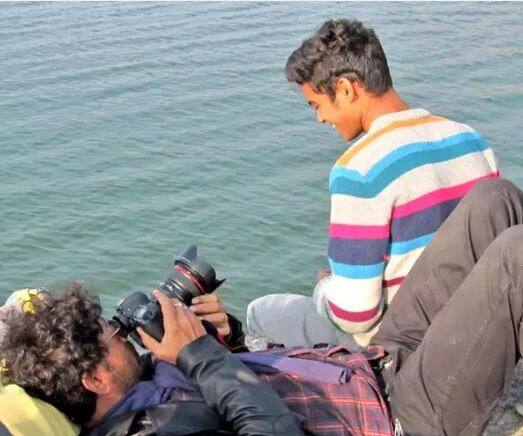 ছুটি কাটাতে গিয়ে কসরৎ করে ছেলের ছবি তুলে দিচ্ছেন ইরফান। ঠিক যেমন কোনও সাধারণ বাবা করেন ছেলের ইচ্ছাপূরণে।