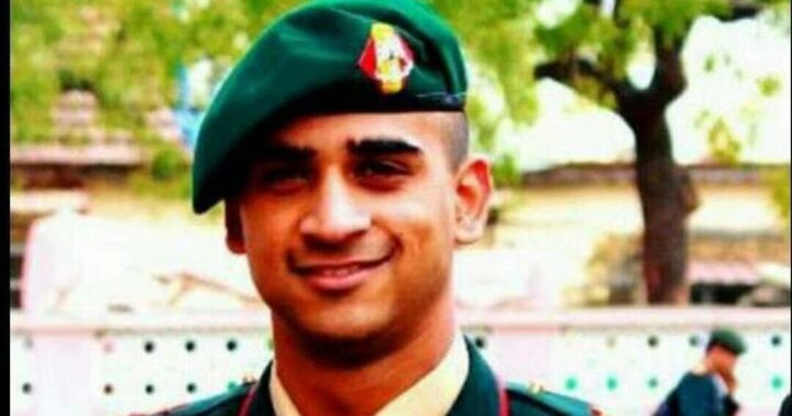 শনিবার রাতে জম্মু ও কাশ্মীরের কুপওয়াড়া জেলার হান্দওয়াড়ায় জঙ্গিদের সঙ্গে গুলির লড়াইয়ে নিহত হন পাঁচ সামরিক কর্মী। তাঁদের মধ্যে একজন বছর তিরিশের মেজর অনুজ সুদ। বুধবার পূর্ণ সামরিক মর্যাদায় শেষকৃত্য সম্পন্ন হয় চণ্ডীগড়ে। 