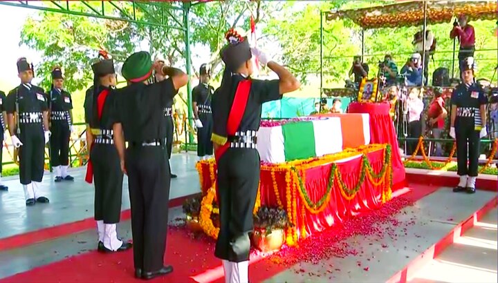 শ্মশানে প্রচুর সংখ্যক কর্মরত ও অবসরপ্রাপ্ত সামরিক অফিসাররা উপস্থিত ছিলেন। সকলে নিহত মেজরকে শেষ শ্রদ্ধা জানান। সেনার তরফে গান স্যালুটের মাধ্যমে গার্ড অফ অনার দেওয়া হয়। করোনা আতঙ্কের জেরে সেনাকর্মী ছাড়া, শুধুমাত্র পরিবারের সদস্যদের শ্মশানের ভিতর যাওয়ার অনুমতি দেওয়া হয়েছিল।
