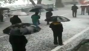 People stand in queue to buy liquor despite hailstorm in Nainital; video surfaces ভিডিওতে দেখুন, নৈনিতালে তুমুল ঝড়বৃষ্টিতে ভিজেই মদের লাইনে অপেক্ষায় জনতা