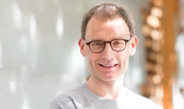 UK coronavirus adviser Neil Ferguson resigns after breaking lockdown rules লকডাউন ভেঙে প্রেমিকার সঙ্গে সাক্ষাৎ, পদত্যাগ করোনা ভাইরাস মোকাবিলায় ব্রিটেনের সরকারি পরামর্শদাতার