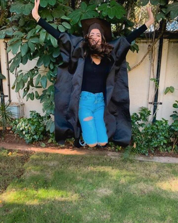 নিজের বাড়ির বাগানেই স্নাতক হওয়ার আনন্দ উদযাপন করেন নব্যা।