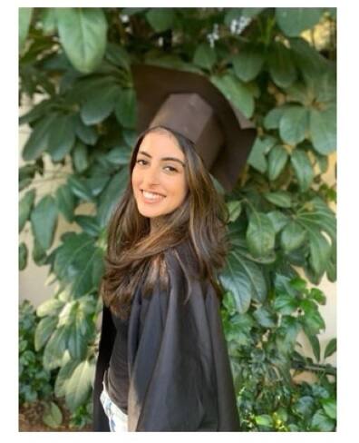 অমিতাভ বচ্চনের নাতনি নব্যা নাভেলি নন্দা স্নাতক হলেন। নিউইয়র্কের একটি কলেজে পড়াশোনা করতেন তিনি