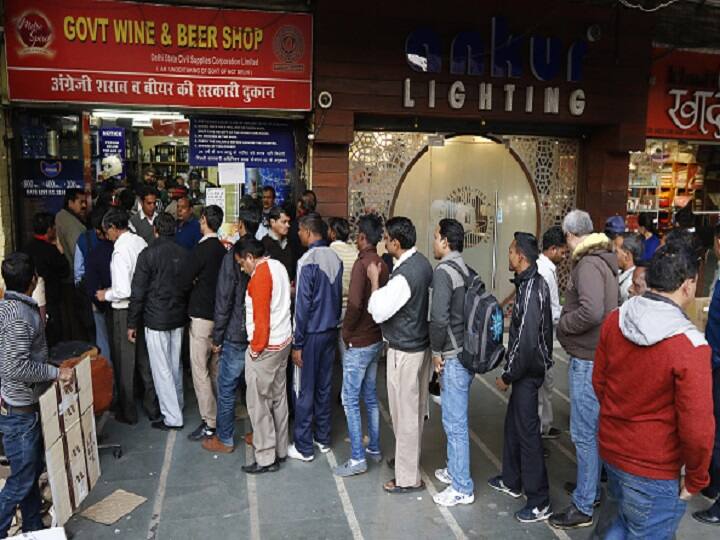 Delhi liquor sale: Kejriwal govt launches e-token system to avoid overcrowding at outlets মদের দোকানে ভিড় এড়াতে এবার ই-টোকেন চালু কেজরিবাল প্রশাসনের