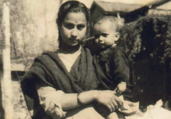 আন্তর্জাতিক মাতৃ দিবসে ট্যুইটে অনুপম খের লিখেছেন, “মা, সব থেকে ছোট আর সব থেকে বড় শব্দ!”