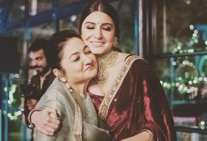 মায়ের সঙ্গে ছবি ট্যুইট করে আন্তর্জাতিক মাতৃ দিবস উদযাপন অনুষ্কা শর্মার। 