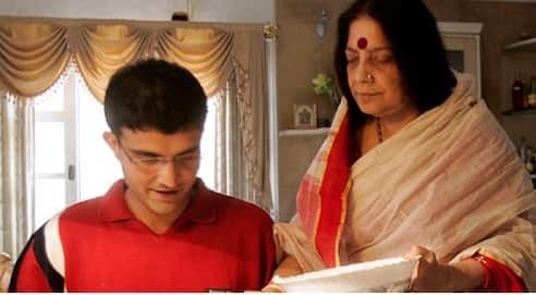 মায়ের সঙ্গে বিসিসিআই প্রেসিডেন্ট সৌরভ গঙ্গোপাধ্যায়। 