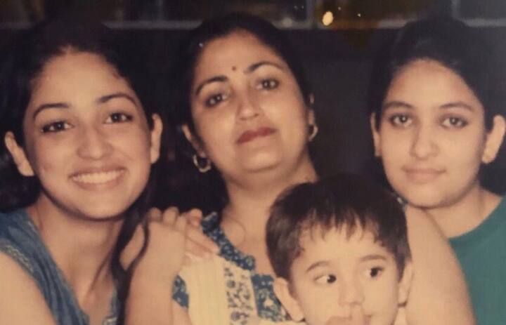 মাতৃ দিবসে মা ও ভাইবোনদের সঙ্গে ছবি পোস্ট করেছেন ইয়ামি গৌতম। 