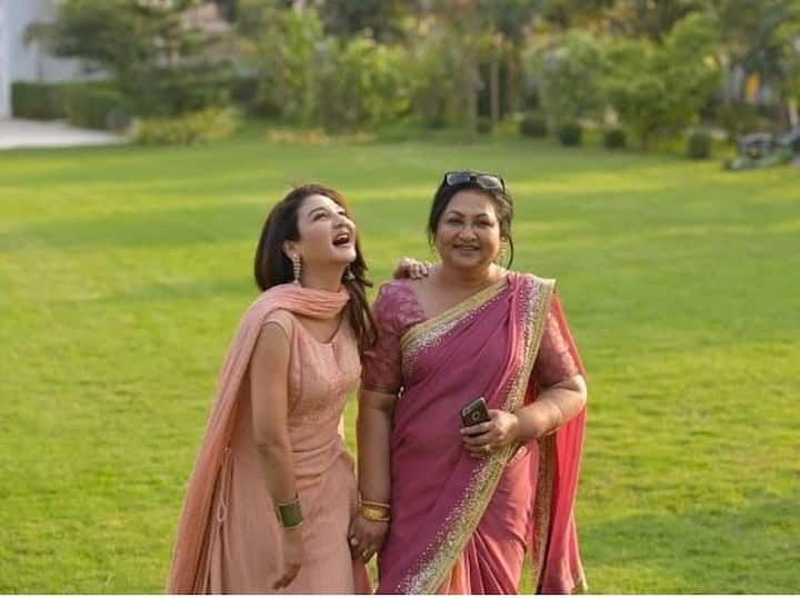 মায়ের সঙ্গে কাটানো মুহূর্তের ছবি পোস্ট করে মায়ের উদ্দেশে লেখেন জয়া।