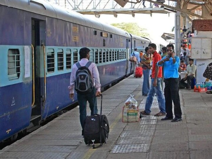Railways Proposes to Decriminalise Begging on Trains, Smoking on Railway Property ট্রেনে ভিক্ষে, বিড়ি, সিগারেট খাওয়ার ওপর থেকে অপরাধের তকমা সরানো হোক, প্রস্তাব রেলওয়ের