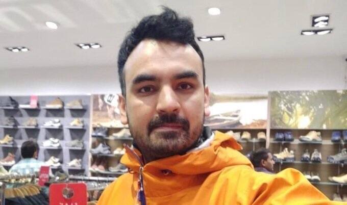 To save patient, AIIMS doctor removes gear, exposed to highest COVID-19 viral load করোনাভাইরাস রোগীকে বাঁচাতে গগলস, মুখঢাকা বর্ম খুলেই দ্বিধা না করে তাঁর কাছে এগিয়ে গেলেন ডাক্তার!