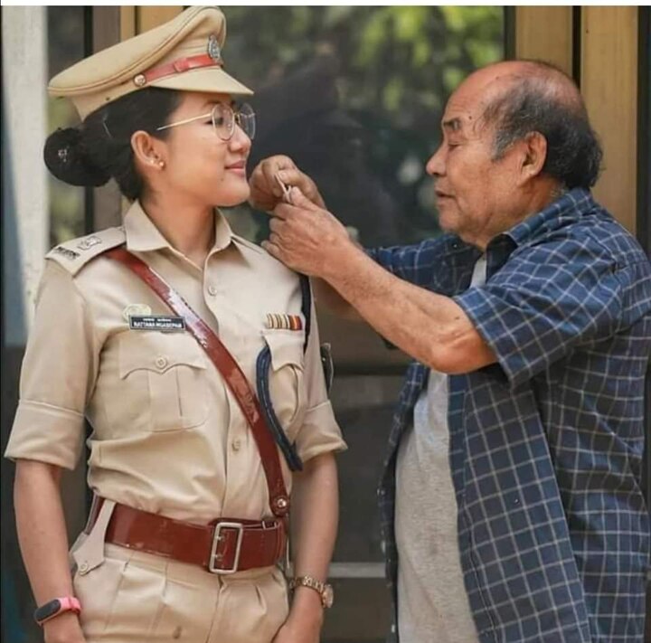 Proud moment- This pic of doting father checking stars on his cop daughter's uniform moves netizens মেয়ের সাফল্যে বাবার গর্বের অভিব্যক্তি! ইন্টারনেটে ভাইরাল হল ছবি!