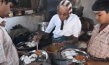 লোকসানে ব্যবসা, তবু পরিযায়ী শ্রমিকদের হাতে ১ টাকায় ইডলি তুলে দিচ্ছেন ৮৫ বছরের কমলাথাল