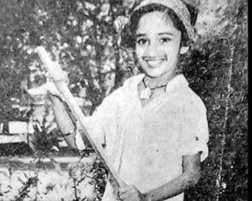 ১৯৭৬ সালে মুম্বইতে জন্ম হয় মাধুরীর। তাঁর এর বড় ভাই ও বোন আছেন।