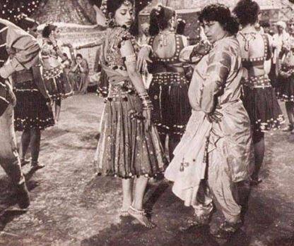 মাধুরী নাকি তৎকালীন সময়ের সবচেয়ে বেশি পারিশ্রমিক পাওয়া অভিনেত্রী ছিলেন। হাম আপকে হ্যায় কোন ছবিতে তিনি নাকি সলমনের চেয়েও বেশি পারিশ্রমিক পেয়েছিলেন।