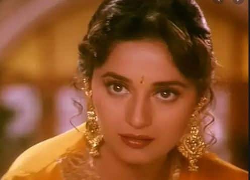 মকবুল ফিদা হুসেন মুগ্ধ ছিলেন মাধুরীর সৌন্দর্য্যে। তিনি নাকি মাধুরীর সুপারহিট ছবি হাম আপকে হ্যায় কোন দেখেছিলেন ৬৭ বার। পরে তিনি মাধুরীর একটি অপূর্ব ছবিও আঁকেন।