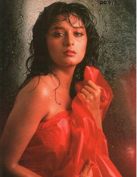 মাধুরী অভিনয়ের সঙ্গে সঙ্গে পড়াশোনাতেও বেশ সাফল্য অর্জন করেছিলেন। মাইক্রোবায়োলজি নিয়ে পড়তেন তিনি।