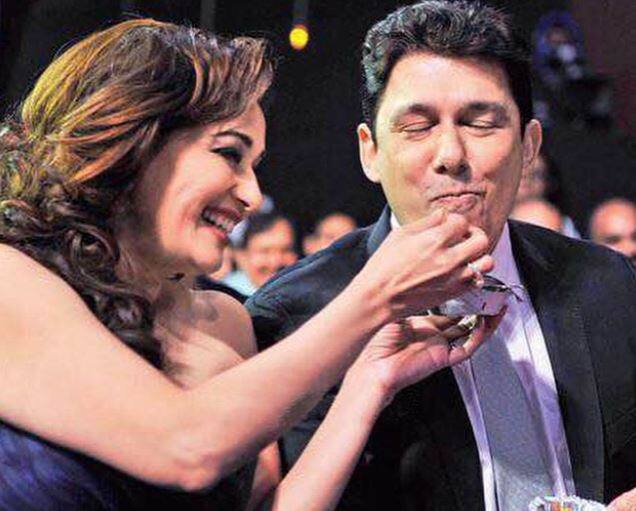 কেরিয়ারের মধ্যগগনে মাধুরী দিক্ষীত চিকিৎসক নেনের সঙ্গে বিবাহ বন্ধনে আবদ্ধ হন।