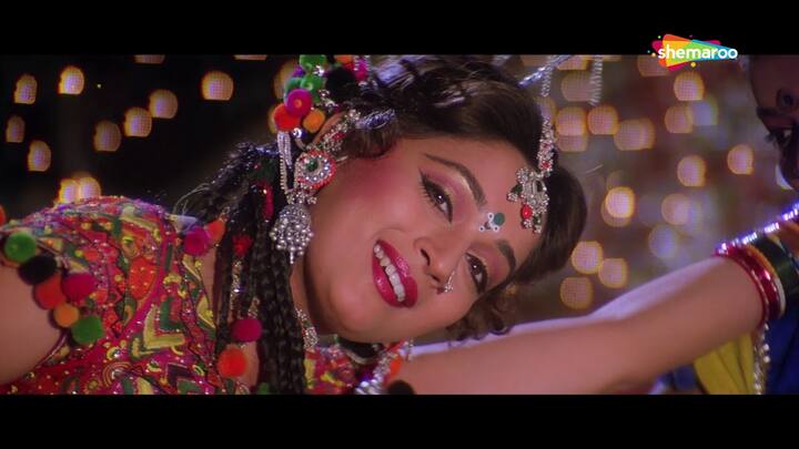 প্রেম গাথা ছবির জঙ্গল মে শের গানে মাধুরীর বোহো লুক বেশ জনপ্রিয়তা পেয়েছিল।