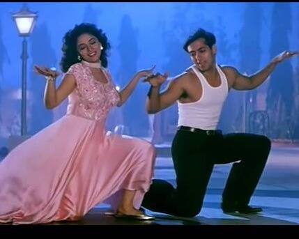 হাম আপকে হ্যায় কোন- ছবিতে গলায় ব্যান্ড দেওয়া গোলাপি লঙ ফ্রকও ভীষণ জনপ্রিয়তা পেয়েছিল