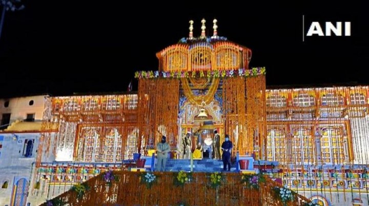 Sacred Portals of Badrinath Temple Open Amid Lockdown, First Puja Performed on Behalf of PM Modi লকডাউনের মধ্যেই খুলে গেল বদ্রীনাথ মন্দির, প্রথম পুজো প্রধানমন্ত্রীর তরফ থেকে