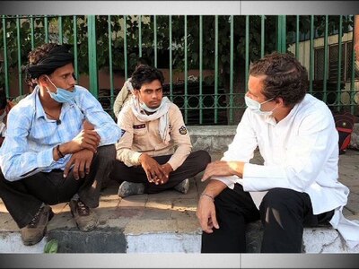 rahul gandhi today meets migrant labourers on sukhdev vihar flyove দিল্লিতে পরিযায়ী শ্রমিকদের সঙ্গে সাক্ষাৎ রাহুল গাঁধীর