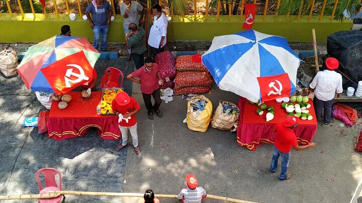কৌশিকের কথায়, পুলিশের অনুমতি নিয়েই তাঁরা এই বিনামূল্যে সবজি বাজারের আয়োজন করেছে। প্রায় সাড়ে চারশো মানুষ এই বাজার থেকে বিনামূল্যে সবজি নিয়েছে।