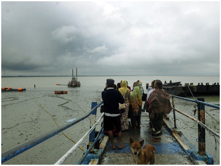 Bangladesh orders evacuation of 2 million people as cyclone Amphan approaches coasts ধেয়ে আসছে প্রবল ঘূর্ণিঝড় আমপান, উপকূলবর্তী এলাকাগুলিতে থেকে ২০ লক্ষ মানুষকে নিরাপদ আশ্রয়ে সরানোর নির্দেশ বাংলাদেশের