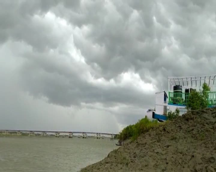এগিয়ে আসছে সুপার সাইক্লোন আমপান,  ঝড়ের গতি কোন জেলায় কত হতে পারে ক্রমেই এগিয়ে আসছে সুপার সাইক্লোন আমপান। এখন ঘূর্ণিঝড়ের অবস্থান দিঘা থেকে ৬৩০ কিলোমিটার দূরে। ওড়িশার পারাদ্বীপ থেকে ঘূর্ণিঝড়ের দূরত্ব ৪৮০ কিলোমিটার। আবহাওয়া দফতর জানিয়েছে, কাল বিকেল থেকে সন্ধের মধ্যে দিঘা ও হাতিয়ার মধ্যে আছড়ে পড়তে পারে সুপার সাইক্লোন। 