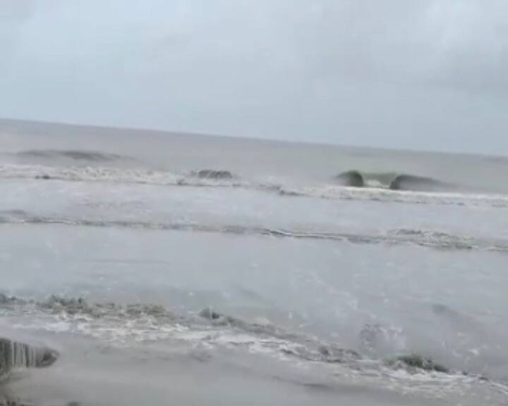 ঝড়, বৃষ্টি ও জলোচ্ছ্বাস, এই তিন অস্ত্র নিয়ে প্রচণ্ড  গতিতে ধেয়ে আসছে আমপান। স্থলভাগে এই শক্তি নিয়ে আছড়ে পড়লে কতটা ভয়াবহ রূপ ধরতে পারে আমপান,, তার আভাস দিয়েছে আলিপুর আবহাওয়া দফতর। উত্তর ২৪ পরগনা, দক্ষিণ ২৪ পরগনা ও পূর্ব মেদিনীপুরে প্রবল ক্ষয়ক্ষতির আশঙ্কা করা হচ্ছে। আমপানের তাণ্ডবে প্রবল ভাবে ক্ষতিগ্রস্ত হতে পারে সুন্দরবনও।