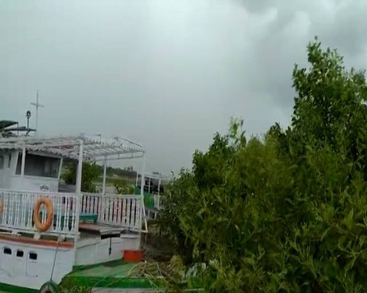 বুধবার সকাল থেকেই এই তিন জেলায় শুরু হতে পারে ঝোড়ো হাওয়ার দাপট। আবহাওয়া বিশেষজ্ঞদের আশঙ্কা,  তিন জেলায় ঝড়ের গতিবেগ সাধারণত ঘণ্টায় ১৬৫ থেকে ১৭৫ কিমি থাকবে। তবে সর্বোচ্চ গতিবেগ ঘণ্টায় ১৮৫ কিলোমিটার পর্যন্তও হতে পারে দুই ২৪ পরগনা এবং পূর্ব মেদিনীপুরে।