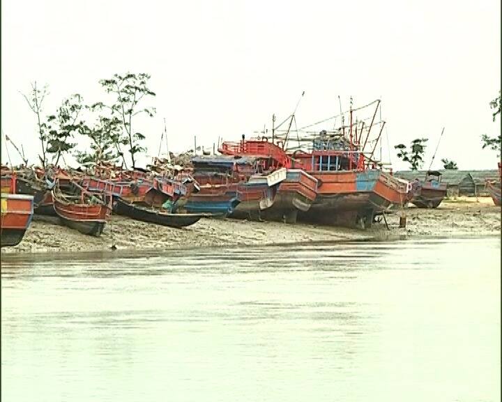 ঝড়ের সঙ্গে প্রবল বৃষ্টিপাতের সম্ভাবনা রয়েছে বলেও জানিয়েছে আবহাওয়া দফতর। উত্তর ২৪ পরগনা, দক্ষিণ ২৪ পরগনা, নদিয়া, মুর্শিদাবাদ-সহ গঙ্গার তীরবর্তী জেলাগুলিতে ভারী থেকে অতিভারী বৃষ্টির সম্ভাবনা রয়েছে।