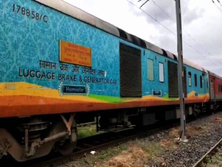ঘূর্ণিঝড় উমপুনের জের। বাতিল হাওড়া থেকে দিল্লি যাতায়াতের এসি স্পেশাল এক্সপ্রেস। রেল সূত্রে খবর, ঘূর্ণিঝড়ের কারণে আজ বাতিল করা হয়েছে হাওড়া-নতুন দিল্লি এসি স্পেশাল এক্সপ্রেস। আজ হাওড়া থেকে ট্রেনটি ছাড়ার কথা ছিল। বাতিল হয়েছে আগামীকালের নতুন দিল্লি-হাওড়া এসি স্পেশাল এক্সপ্রেসও। ট্রেনটি আগামীকাল দিল্লি থেকে ছাড়ার কথা ছিল। 