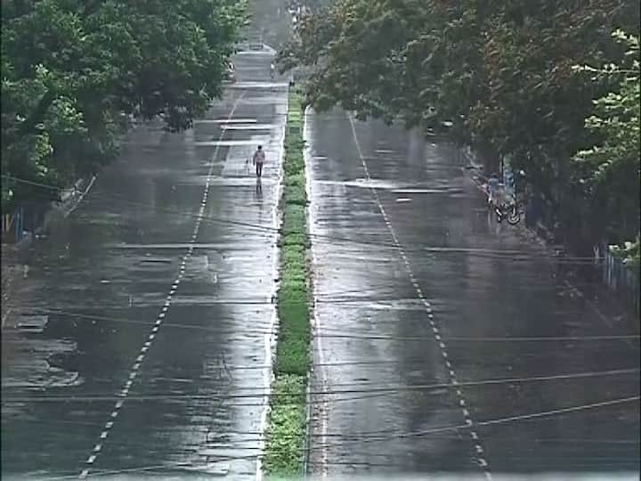 একে করোনা ভাইরাসের দাপট। দলে দলে রাজ্য থেকে নার্সদের ফিরে যাওয়া। ভিন রাজ্য থেকে পরিযায়ী শ্রমিকদের ফেরা। সব মিলিয়ে এক কঠিন সময়ের মধ্যে দিয়ে যাচ্ছে বাংলা। আর এই পরিস্থিতির মধ্যেই চিন্তা বাড়িয়ে ধেয়ে আসছে ঘূর্ণিঝড় উমপুন। 